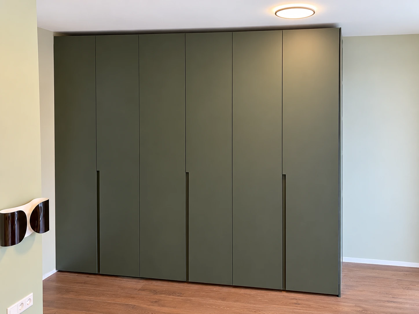 Italiaanse olijfgroene kast met verzonken handgrepen